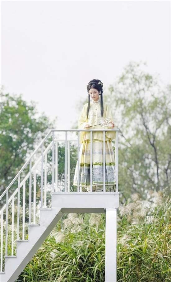 微风拂雪海 西溪正听芦