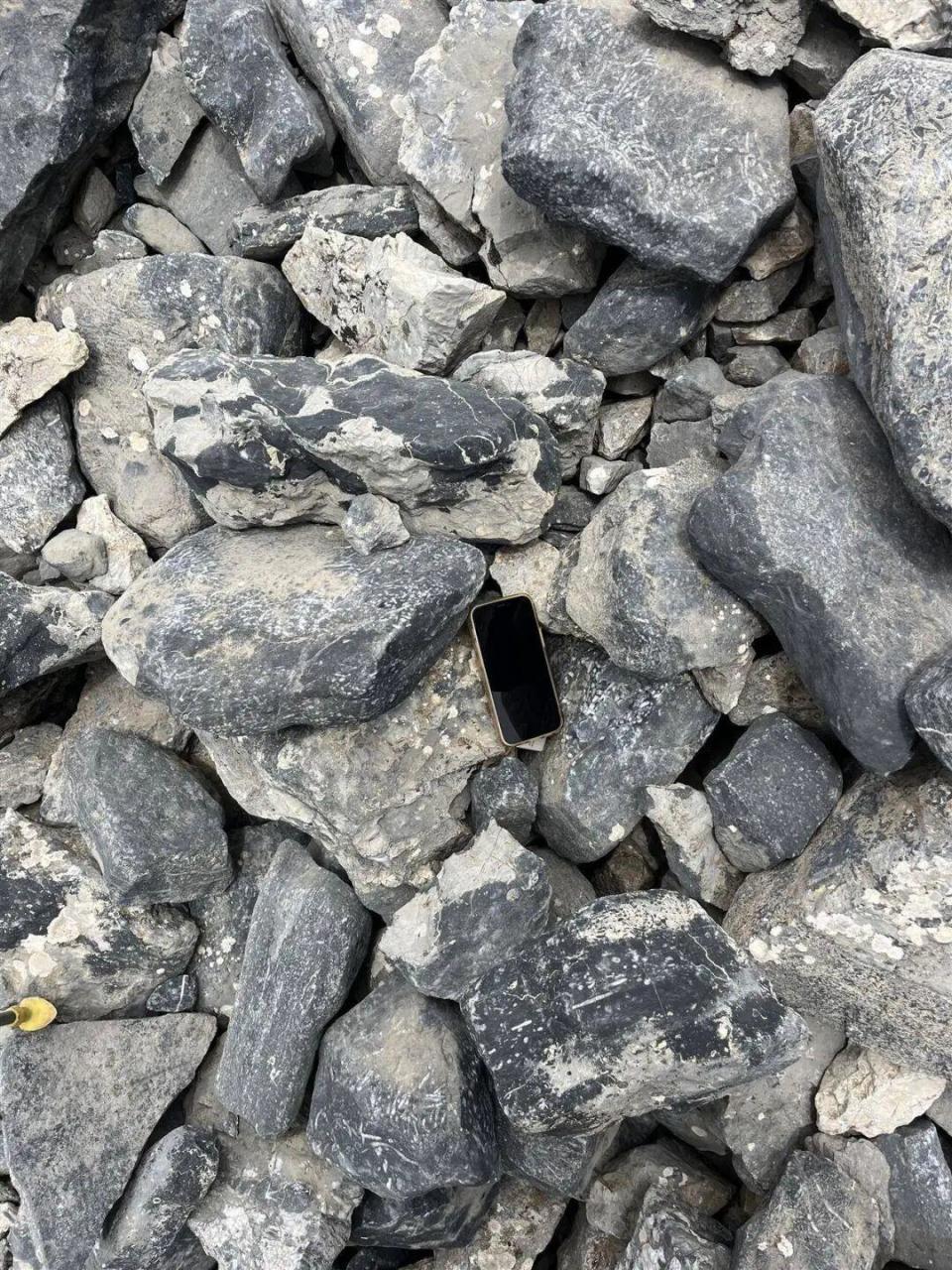 广东一女子手机落在新疆乱石堆