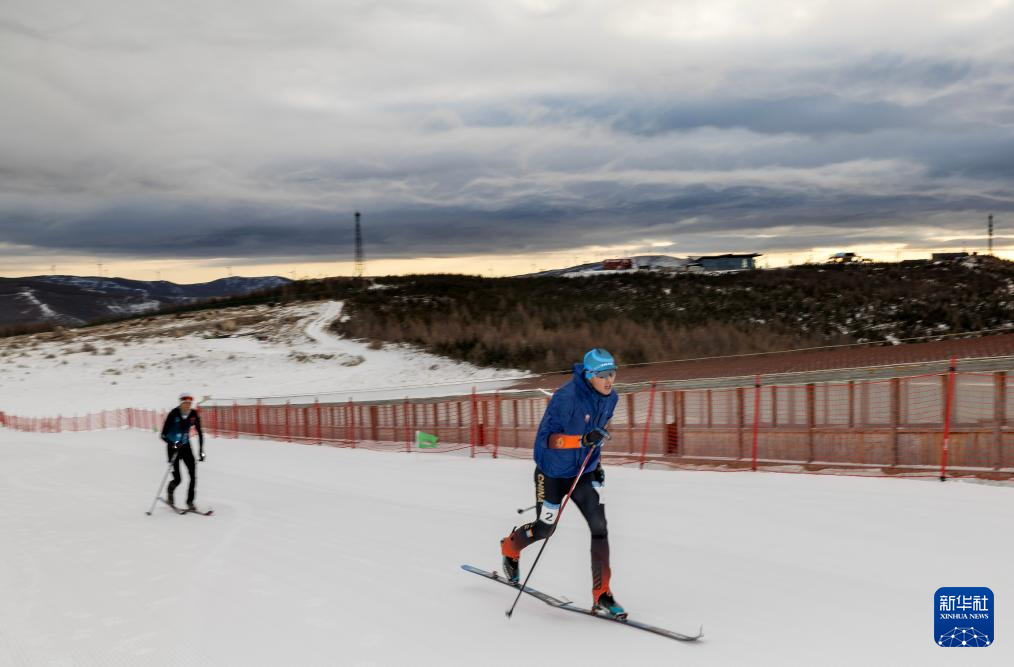 滑雪登山——2025年全国挑战赛在崇礼举行