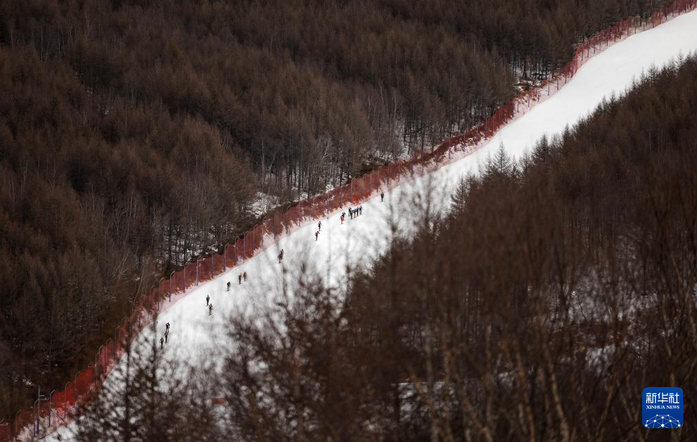滑雪登山——2025年全国挑战赛在崇礼举行