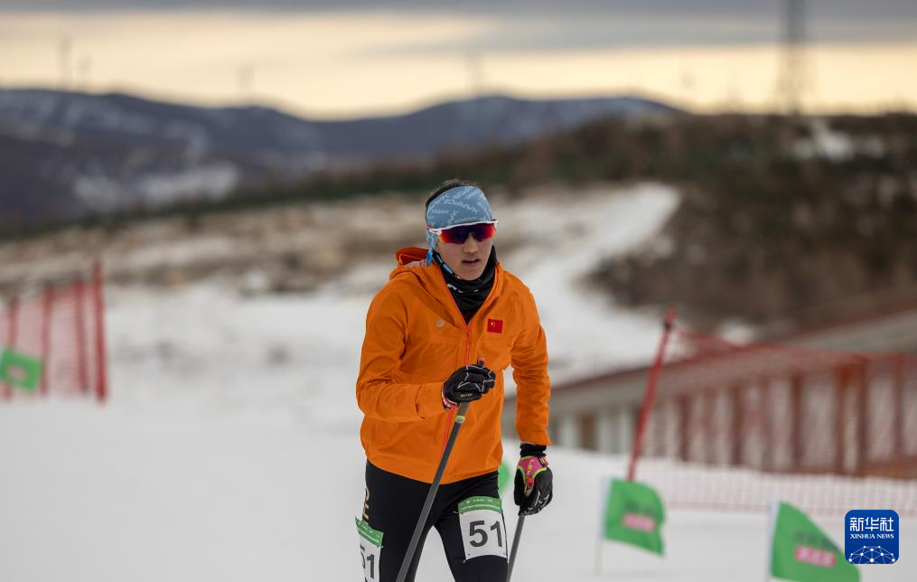 滑雪登山——2025年全国挑战赛在崇礼举行