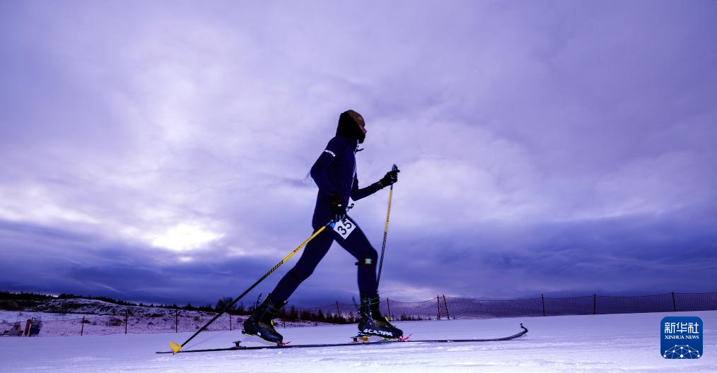 滑雪登山——2025年全国挑战赛在崇礼举行