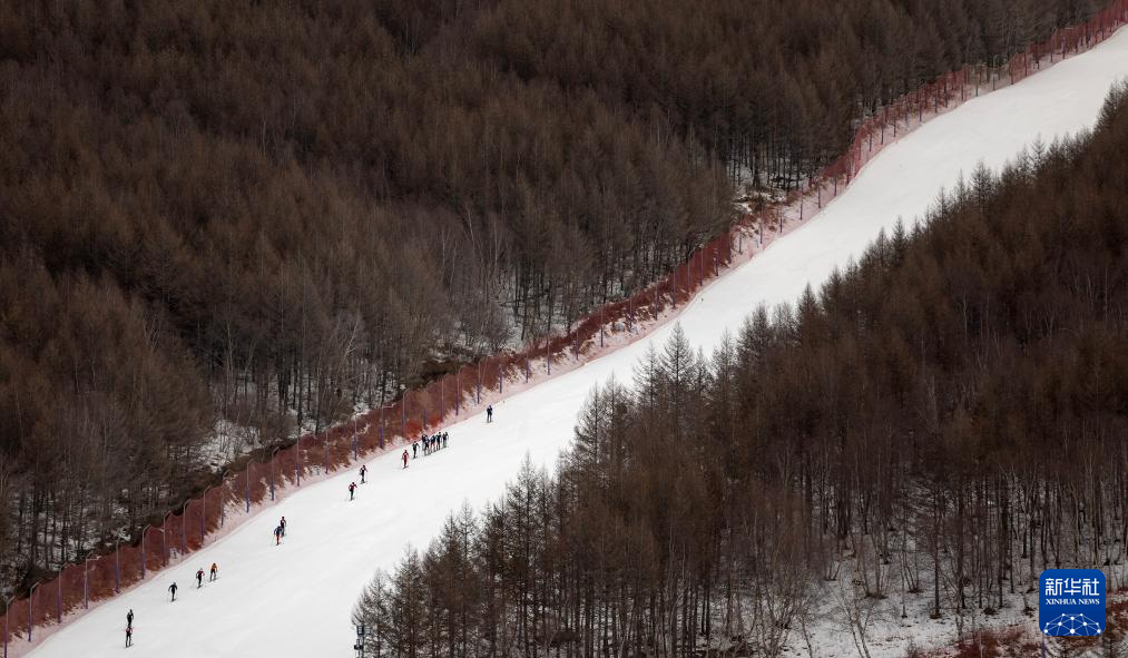 滑雪登山——2025年全国挑战赛在崇礼举行