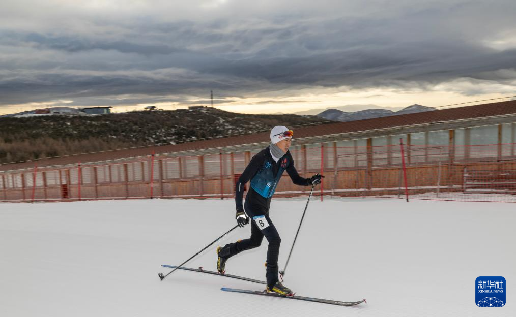 滑雪登山——2025年全国挑战赛在崇礼举行
