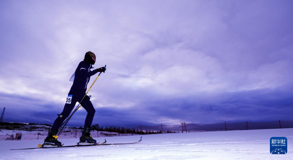 滑雪登山——2025年全国挑战赛在崇礼举行