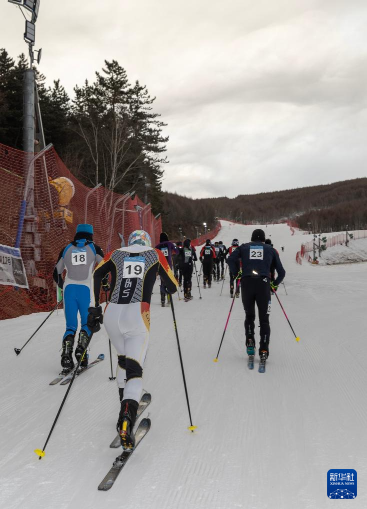 滑雪登山——2025年全国挑战赛在崇礼举行