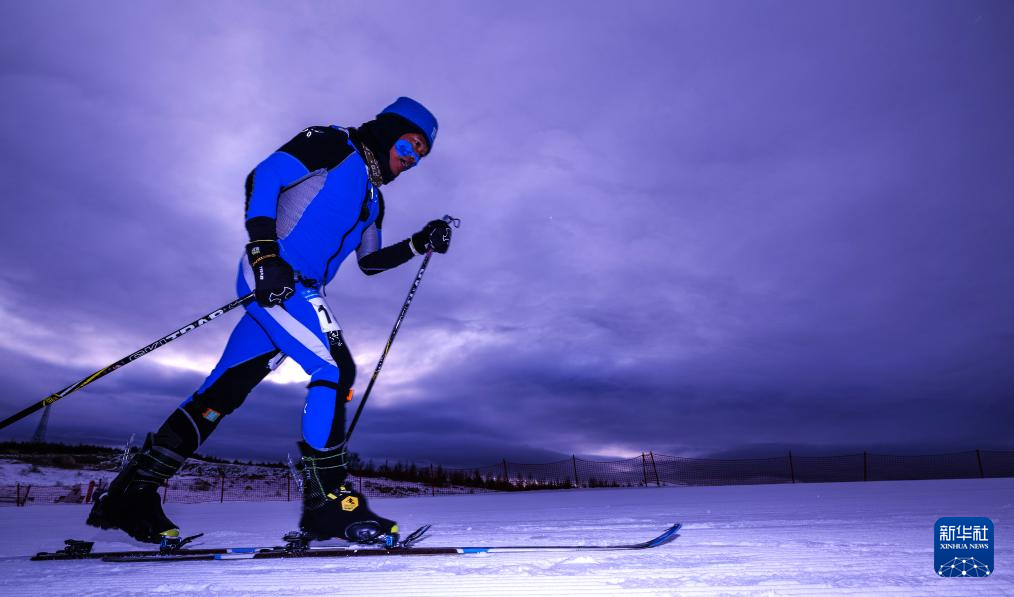 滑雪登山——2025年全国挑战赛在崇礼举行