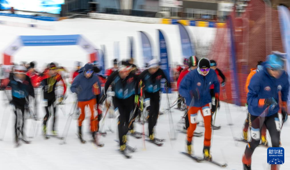 滑雪登山——2025年全国挑战赛在崇礼举行