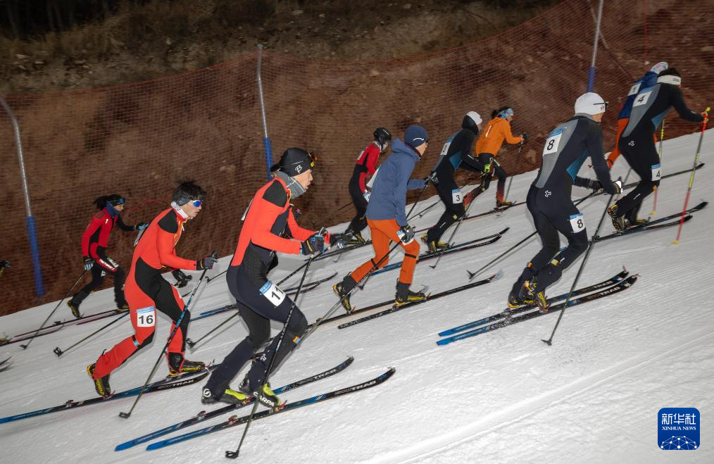 滑雪登山——2025年全国挑战赛在崇礼举行