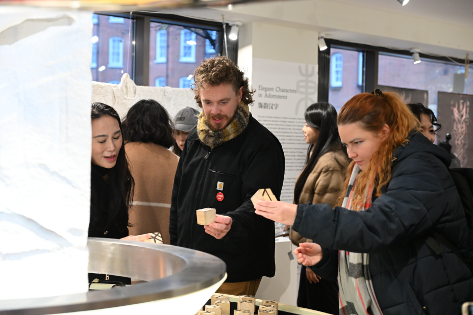 汉字之美架起沟通金桥