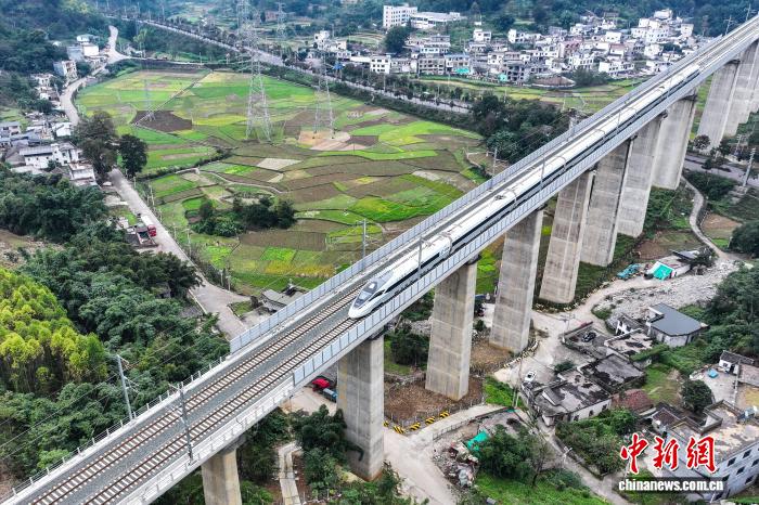 西南地区首个实现市（州）中心城市高铁全覆盖的省份