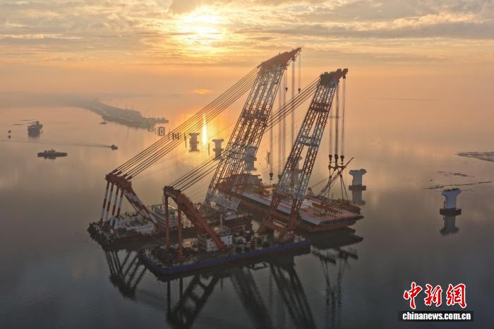 厦金大桥厦门段项目海上首榀钢箱梁吊装成功
