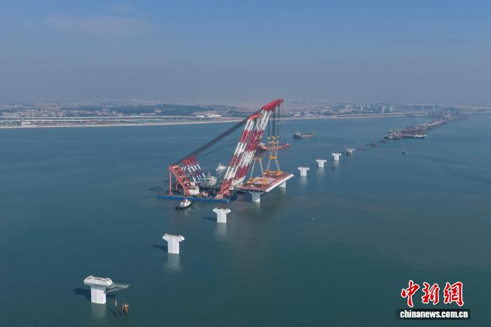 厦金大桥厦门段项目海上首榀钢箱梁吊装成功